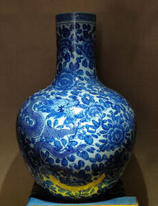 清代　雍正年　染付　牡丹と龍紋天球形磁瓶