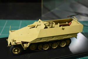 Qo379【組立 塗装済】 1/35 WWII German Sd.Kfz 251 Ausf.c ドイツ軍 ハノマーク 中型装甲兵員輸送車 ケース付 *60