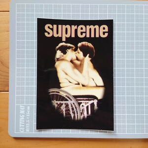 シュプリーム ステッカー Kiss キス 23SS 正規品 送料無料!! 匿名配送 追跡可能 SUPREME Supreme supreme