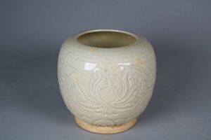 中国文物 古瓷 収集家の放出品 宋代定窯白瓷牡丹紋刻花罐