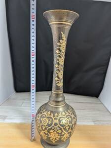 真鍮　花瓶 花柄 フラワーベース 首長 金黒 花入 花器 骨董品　約40cm