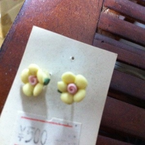 樹脂製ミニピアスお花YL黄色 小さめキャッチ式ピアス