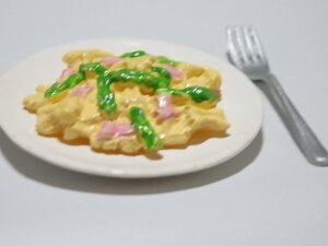 ★Q007☆ミニチュア　料理　食べ物　アスパラとベーコンのパスタ☆リーメント　ヨーロッパグルメ　ドールハウス