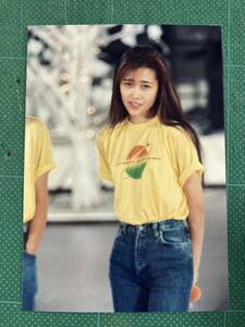 【レア】工藤静香　写真(当時物) 黄色Tシャツ　ジーンズ　スレンダー　おニャン子クラブ　昭和タレント　80年代アイドル 