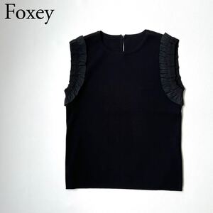 美品 FOXEY BOUTIQUE フォクシーブティック ニット　セーター ノースリーブ　キラキラボタン 袖フリル　フェミニン トップス レディース