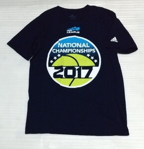 ☆adidas.com アディダス Lサイズ 半袖Tシャツ THE GO-TO TEE スポーツ ウェア フアッションpennティー紺色ネイビーNATIONAL CHAMPIONSHIPS