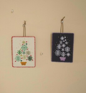 ハンドメイド 手刺繍 クリスマス オーナメント 壁飾り クロスステッチ（緑と白）