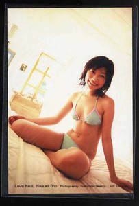 送料無料即決！小野真弓写真集「LOVE MAUI 」美品 生写真2枚付き 発売日の定価2600円+税 2003年9月25日初版