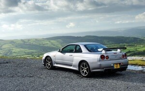 日産 スカイライン GT-R R34 SpecV シルバー 1999年 絵画風 壁紙ポスター 特大ワイド版921×576mm（はがせるシール式）007W1