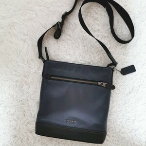 【極美品】COACH コーチ ショルダーバッグ ビジネス サコッシュ 斜め掛け ボディ 型押しロゴ レザー 革 ネイビー ブラック メンズ