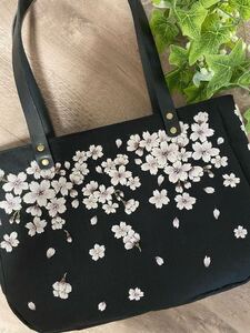 ハンドメイド＊ 手刺繍＊　ブラック　リネン 本革持ち手　桜