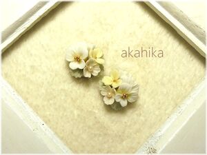 akahika*樹脂粘土花パーツ*左右対称ブーケ・ビオラと小花・ホワイト