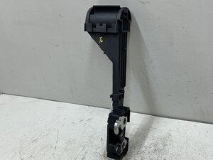 ★ VW ゴルフ トゥーラン 1T 08年 1TBMY バックレストフレーム サードシートロックキャッチ 右側 (在庫No:A39056) (7135)