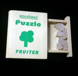 WOOD HEAD PUZZLE Fruiter ケースが丸背の本型