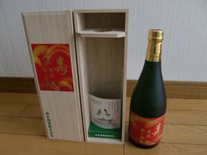 新品未開封【出水酒造　芋焼酎　赤鶴　本格焼酎　720ml　相撲力士高安結婚ラベル付き】　木箱入り