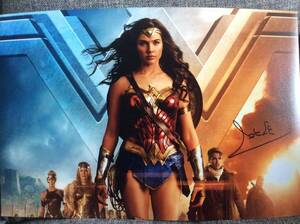 ガルガドット ワンダーウーマン　Gal Gadot ミスイスラエル　直筆サイン入り写真 ホログラム鑑定書付き　サイズ 20.3cm30.3cm