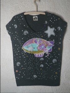 ｎ4388　美品　SCOLAR　スカラー　ラメ糸　混紡　宇宙柄　ユニーク　プリント　半袖　Vネック　ノースリーブ　トレーナー　tシャツ　人気