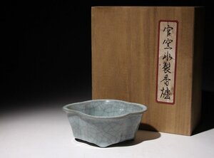 ☆寒椿☆官窯氷裂香爐　幅約14.3cm×約11.8cm　(検)香炉 香道具 青磁 氷裂紋 四足 唐物 中国美術 古玩 古道具