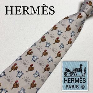 HERMES エルメス　ネクタイ　早朝　目覚まし時計　ニワトリ　日の出　総柄　シルク100% フランス製　ライトグレー　ビジネス