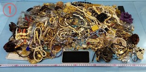 【ジャンク】アクセサリーまとめて 約9.6kg ネックレス イヤリング ブローチ タイピン リング 指輪 カフスなど 八王子引き取りOK241252