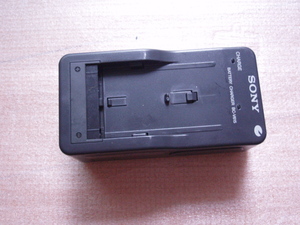 S007-02-14 SONY製純正充電器 BC-V615