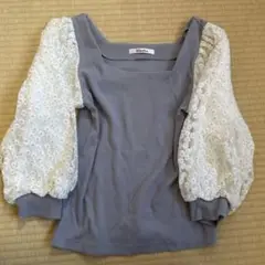 美品☆花柄レーススリーブのグレーのトップス