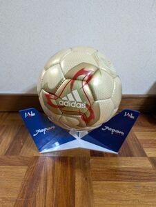 【中古】adidas FEVERNOVA フィーバーノヴァ2002 FIFAワールドカップ公式試合球 ディスプレイ台 付き