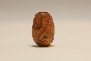 オーストラリアの女性根付師　Susan Wraight スーザンライトによる黄楊彫双魚緒締玉　銀口　NETSUKE　現代根付