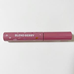 BLEND BERRY / フラッフィー ロング＆カール マスカラ 003 コケモモ：甘え上手なピンクレッド。パール入りマスカラ 定価1540円