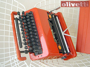 †60S OLIVETTI PORTABLE TYPEWRITER Valentine Ettore Sottsass MoMA オリベッティ ヴァレンタイン タイプライター エットレ・ソットサス