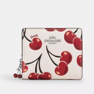 2025ss　US限定　COACH Snap Wallet With Cherry Print　CZ618　　LAから本物をお届け!!