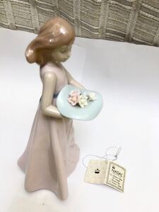 送料無料 美品 NADAL ナダル 2635 リヤドロ フィギュリン Holding Hat With Flowers 少女 帽子 花 陶磁器