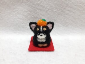 羊毛フェルト ハンドメイド ミニチュア オブジェ 飾り お正月飾り　チワワ ブラックタンちゃん鏡餅