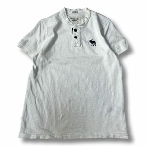 《良品◎》Abercrombie&Fitch アバクロンビー&フィッチ★ワンポイント*ヘンリーネックTシャツ*カットソー*ホワイト*サイズS(MS3196)◆S60