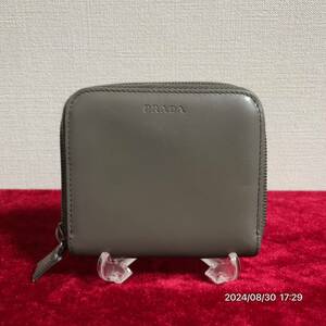 美品 PRADA プラダ レザー革 ラウンドファスナー 二つ折り ウォレット 財布