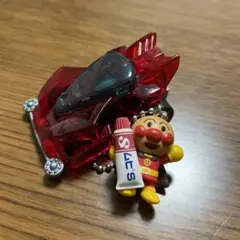 車のおもちゃとアンパンマンムヒキーホルダーセット