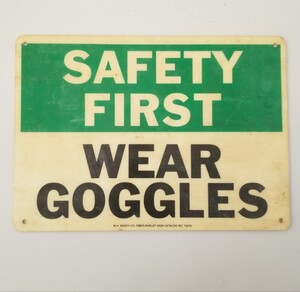 ヴィンテージサイン SAFETY FIRST　WEAR GOGGLES　USA インテリア 看板 アメリカン雑貨 プレート