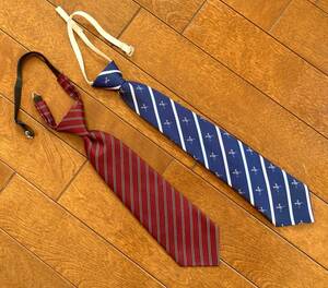 子供用ネクタイ、アジャスター付き簡単タイプ、赤＆青ストライプの２本セット