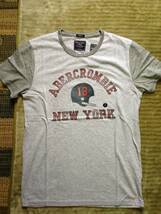 【新品】Abercrombie&Fitch アバクロ Vintage Sport Graphic Tee 半袖Tシャツ ヴィンテージロゴ スポーツ S へザーグレー Muscle Fit