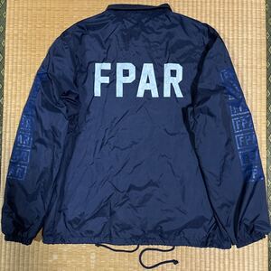 FPAR ダブルタップス 袖&バクプリ入り ロゴ コーチジャケット 紺3 レア 40% ブルゾン