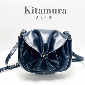 Kitamura キタムラ ショルダーバッグ 斜めがけ ネイビー 紺 リボン タック 巾着 レザー ロゴ ブランド カジュアル レディース