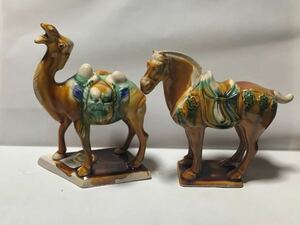 中国美術　唐三彩　美術品　馬とラクダの置き物　瀬戸物　焼き物　インテリア