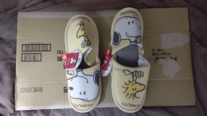 新品 タグ セット PEANUTS スヌーピー ビーナッツ SNOOPY チャリー ブラウン 未使用 スリッパ サンダル 室内 履 ルーム トイレ 部屋 2点