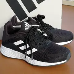 adidas　スニーカー　18cm　ランニングシューズ　キッズ　ジュニア　黒