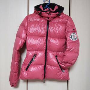 即決送料無料 モンクレール バディア MONCLER BADIA ダウンジャケット デカワッペン/デカロゴ フード付き ピンク サイズO S～M