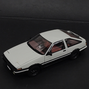 オートアート 1/18 トヨタ スプリンター トレノ イニシャル 頭文字D ミニカー ホビー 保存箱付き 現状品 QR125-213-1