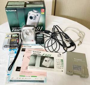 ★FUJIFILM FinePix F601デジタルカメラ（難あり）+CARD READER　SM-R2★