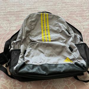 中古★きれいめ　adidas グレー色リュック