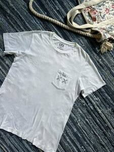 稀少 美品 ユニクロ UNIQLO × KAWS 高品質コットン ポケット付き Tシャツ 半袖 キャラクター プリント sizeМ ホワイト 人気デザイン