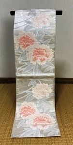 【着物のちさと屋】D463　帯・袋帯　袷　美品　 正絹西陣織　銀彩地・大柄花弁、飾紐柄模様